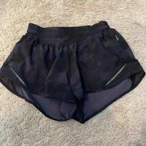 Camo hotty hot 2.5 inch lululemon shorts, womens size 2